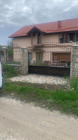 Здам будинок з гаражом та ділянкою в тихому місці - фото 1