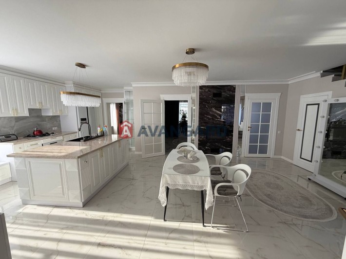 Елітний будинок з дизайнерським ремонтом: повна автономія - фото 1