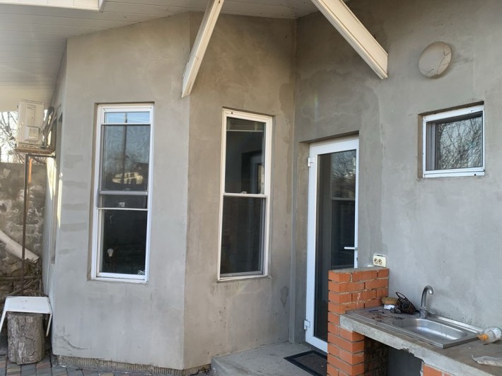 Сдам дом  на участке с хозяином  до моря 15 мин - фото 1