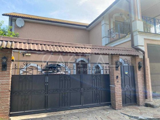 Будинок з басейном та двоповерховою лазнею в Русанівських Садах Киев