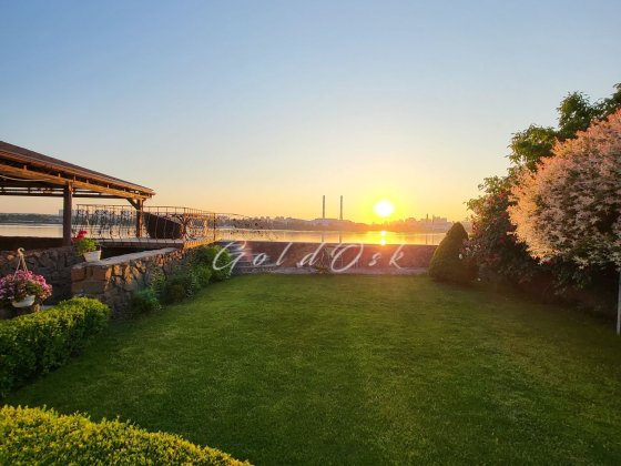 Здам Будинок на березi Дніпра.Можна пiд ITкомпанiю.2 км.метро Осокорки Киев