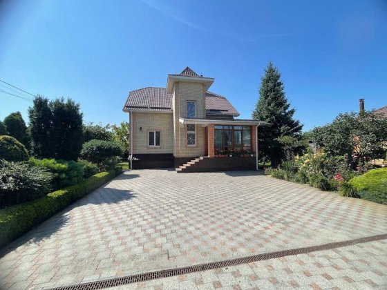 Будинок  в с.Гатне. Є цокольний поверх, генератор Гатное