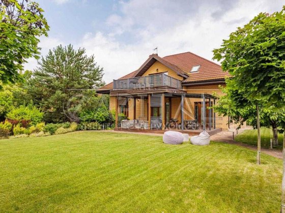 Оренда сучасного будинка. Стоянка. Стоянка