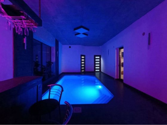 Оренда будинку з басейном Стоянка