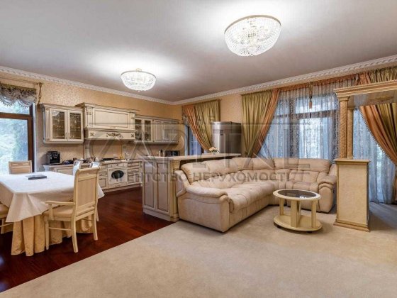 Здаєтсья в оренду будинок в Хотові з генератором 400м2 1 га землі Хотов