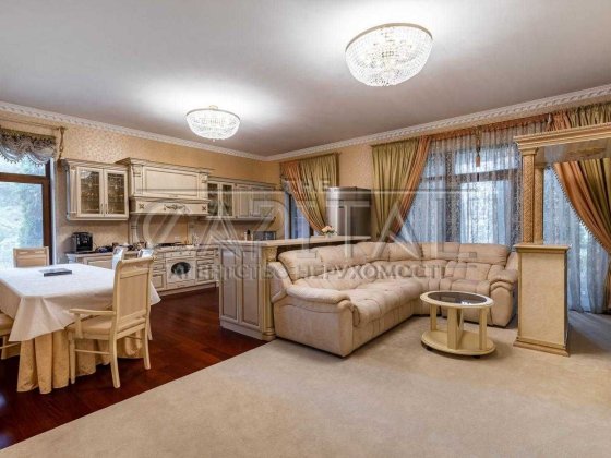 Котедж в Хотові з підвалом, басейном, сауной і ГЕНЕРАТОРОМ. Хотов