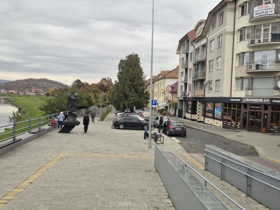 Здається трьохкімнатна центр набережна парк. Мукачеве