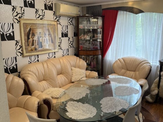 Продається 3-кімнатна квартира з гаражем. Р-н Площа Перемоги