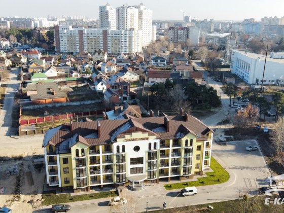 Здам 3 к кв вул.Фельдмана 1  біля басейну Купава Бровары