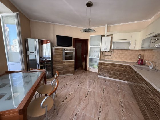 Оренда 3-кімнатної квартири по Кравчука з автономним опаленням Луцк