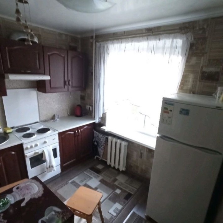 Поділ поруч з зупинкою вільна - фото 1