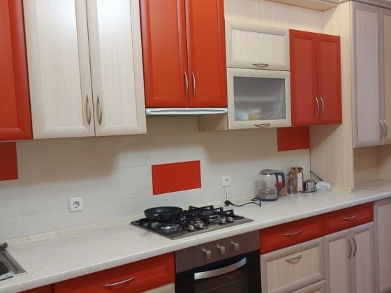 Поділ  гарний стан парковка у дворі Полтава