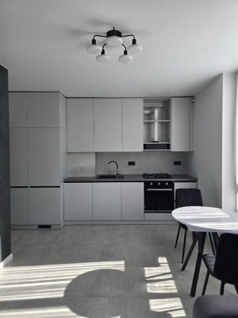 Здам СВІЖУ 1к НОВОБУДОВУ, вул.КИЇВСЬКА (ЦЕНТР), НОВІ меблі та техніка! - фото 1