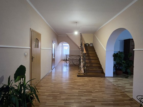 2-кімн. квартира з кухнею студією всі комунальні  включені у вартість