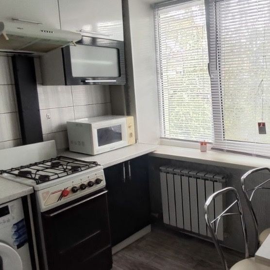 Р-н Фурманова поруч зупинка - фото 1