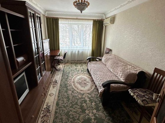 Двухкомнатная  срочно сдам длительно Киев