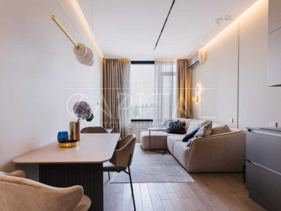 Квартира у центрі Києва в ЖК Tetris Hall, басейн із видом на місто Київ