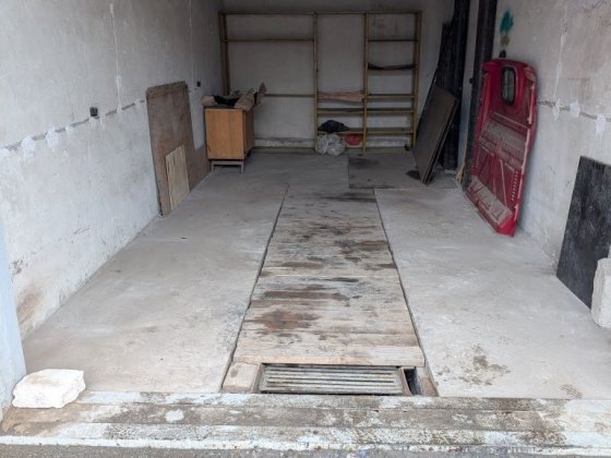 Сдам большой гараж.