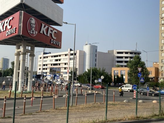 Аренда двойного паркоместа на Драгоманова 1Н Київ