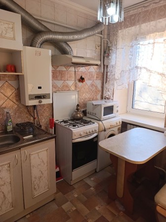 Здаю 1 кім кв Космонавтів 1/5, балкон, 31/17/5, ремонт, меблі, техніка - фото 1