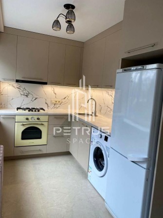 Киев        Привокзальная ул., 8 - фото 1