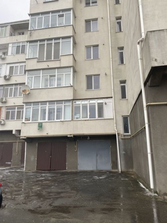 Продается Гараж 27 кв м, ( право собств) первый этаж кирпичного дома - фото 1