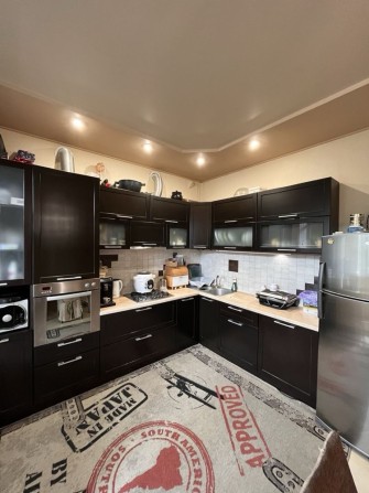 Сдам крупногабаритную 3х к.к в новострое со своим гаражом !!! - фото 1