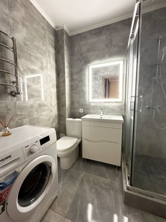 Черемушки/ЖК Малинки,евроремонт,кухня-гостинная+спальня,кондиционер - фото 1