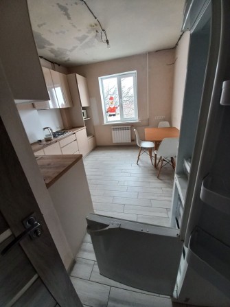 Сдам по низкой цене 2 к.кв пос. Жуковского, дом с газом - фото 1