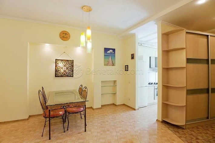 Код: 377. Раздельная трехкомнатная квартира на ул. Пироговской. - фото 1