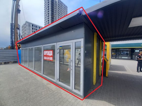 30 м2, електрика 10+ квт води і су немає. Гарний автомобільний і пішохідний трафік. Сильний якір в в