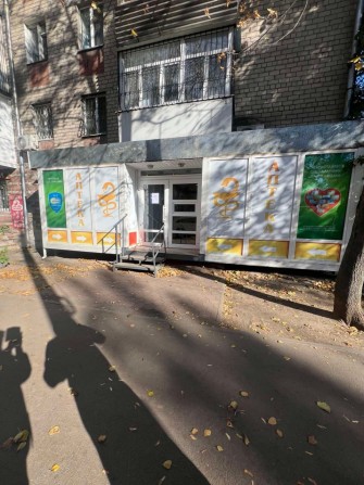 Приміщення на червоній лінії з окремим входом, була Аптека. Ідеально під магазин\послуги, зручний пі - фото 1