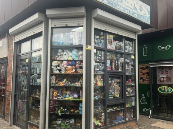 Павільйон в гарному прохідному місці, На виході з Метро, Велика Діївська вул Води