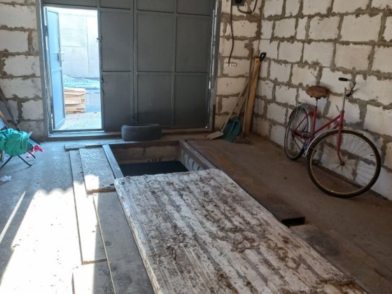 Гараж.  Вишневе. Вишневое