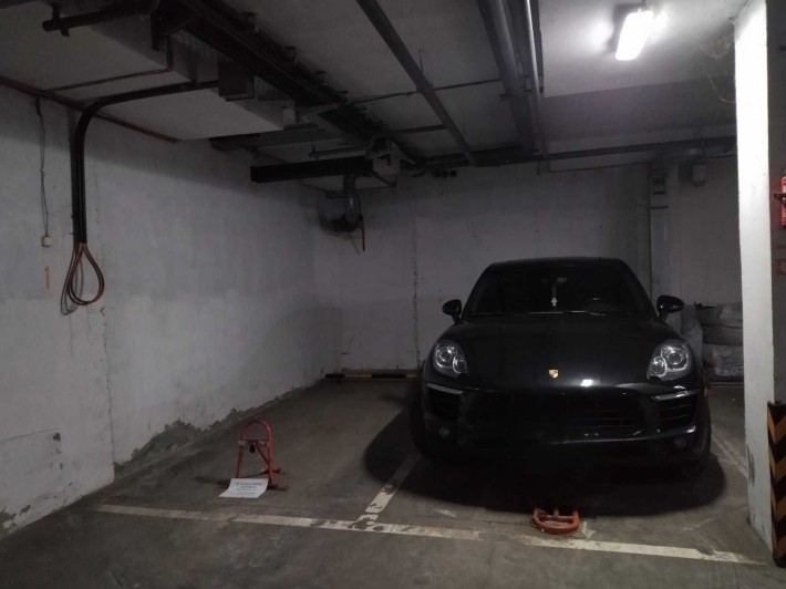 ПРОДАМ паркомісце в підземному паркінгу, вул.Мишуги, 8 _ 24,5 м2 - фото 1