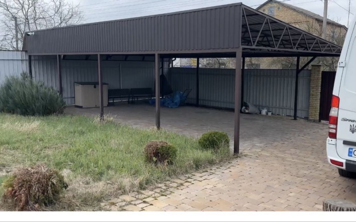 Паркомісце під навісом у Бобриці біля озера - фото 1