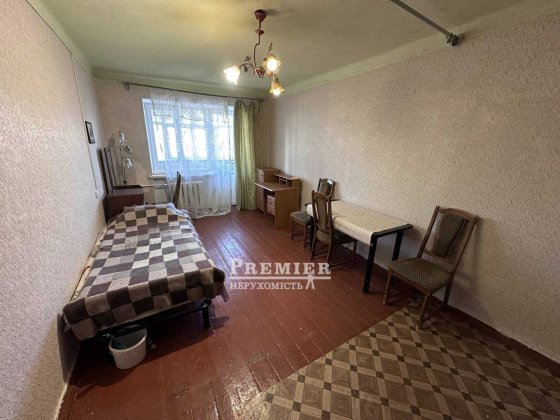 У продажу простора кімната