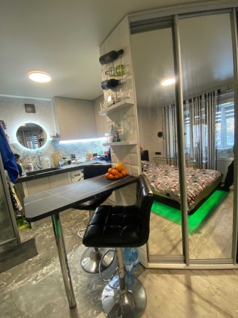 Продаж кімнати в гуртожитку з новеньким ремонтом, меблями та технікою - фото 1