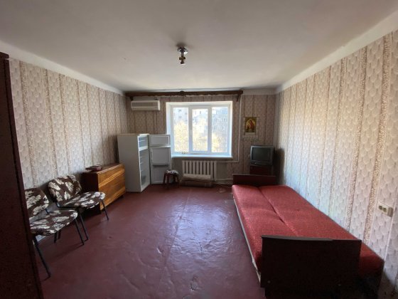 Просторная комната в кирпичном доме