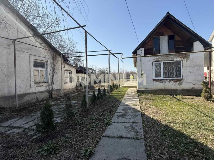 Просторий будинок з великою ділянкою у Виноградові - фото 1