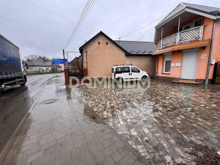 Будинок із комерційним приміщенням у центрі Виноградова - фото 1