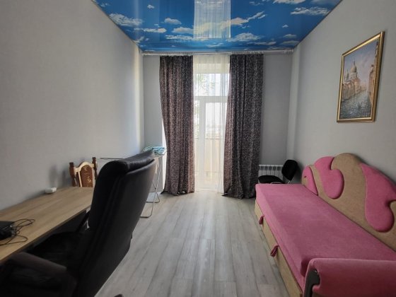 Продаж 2-кімнатної квартири з євроремонтом (вул. Заводська)