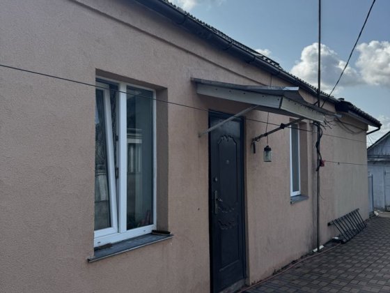 Продам півбудинку з ремонтом та ділянкою 6,5 сот у Гостомелі Гостомель