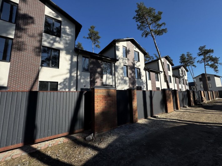 Двоповерховий таун з ремонтом! - фото 1