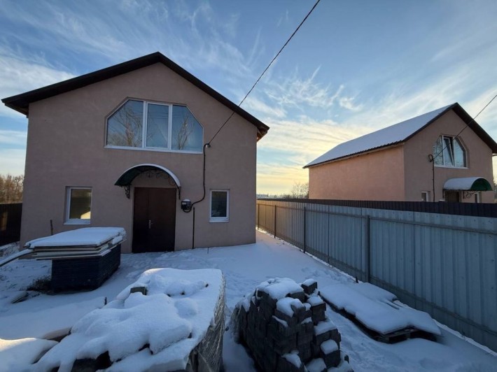 Двотовирховий будинок у Гостомелі з земельною ділянкою - фото 1