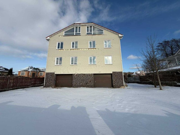 Большое помещение 900 м² с участком 15 соток в Гостомеле - фото 1