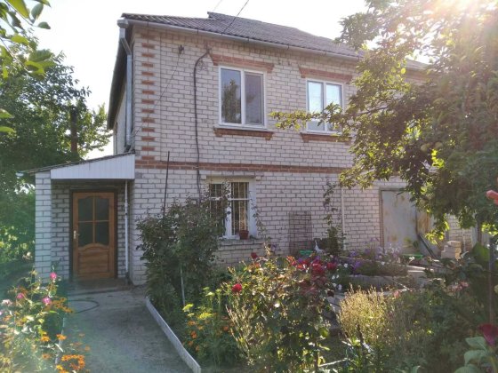 Продам будинок в м. Ізюм, якісне будівництво з білого кирпича. Ізюм