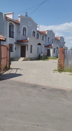 Продам таунхаус площею 158 кв. м. з частковим ремонтом - фото 1