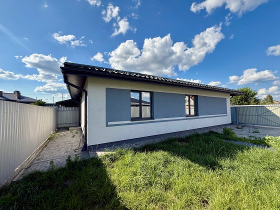 Одноповерховий дуплекс з ремонтом, без меблів. 90м2, 2.7 с. ділянка