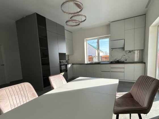 Продаж кутового таунхауса ремонт, газ. Гостомель. Ділянка 3,5 сотки Гостомель